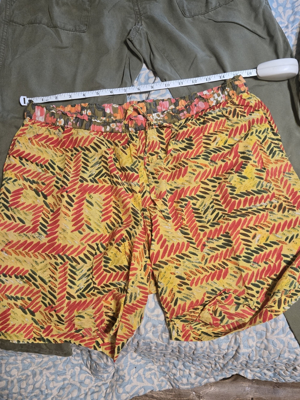 Sundance Yellow Red Green Printed Shorts Bermudas SIZE MEDIUM